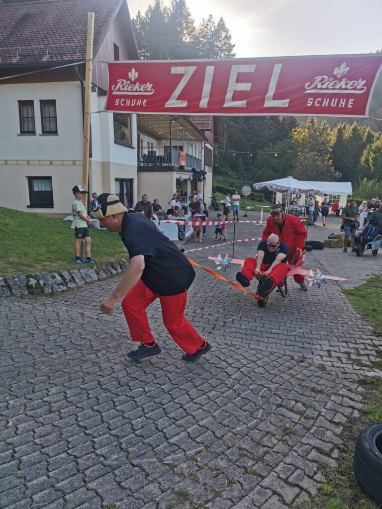 1. Weisenbacher Schubkarrenrennen